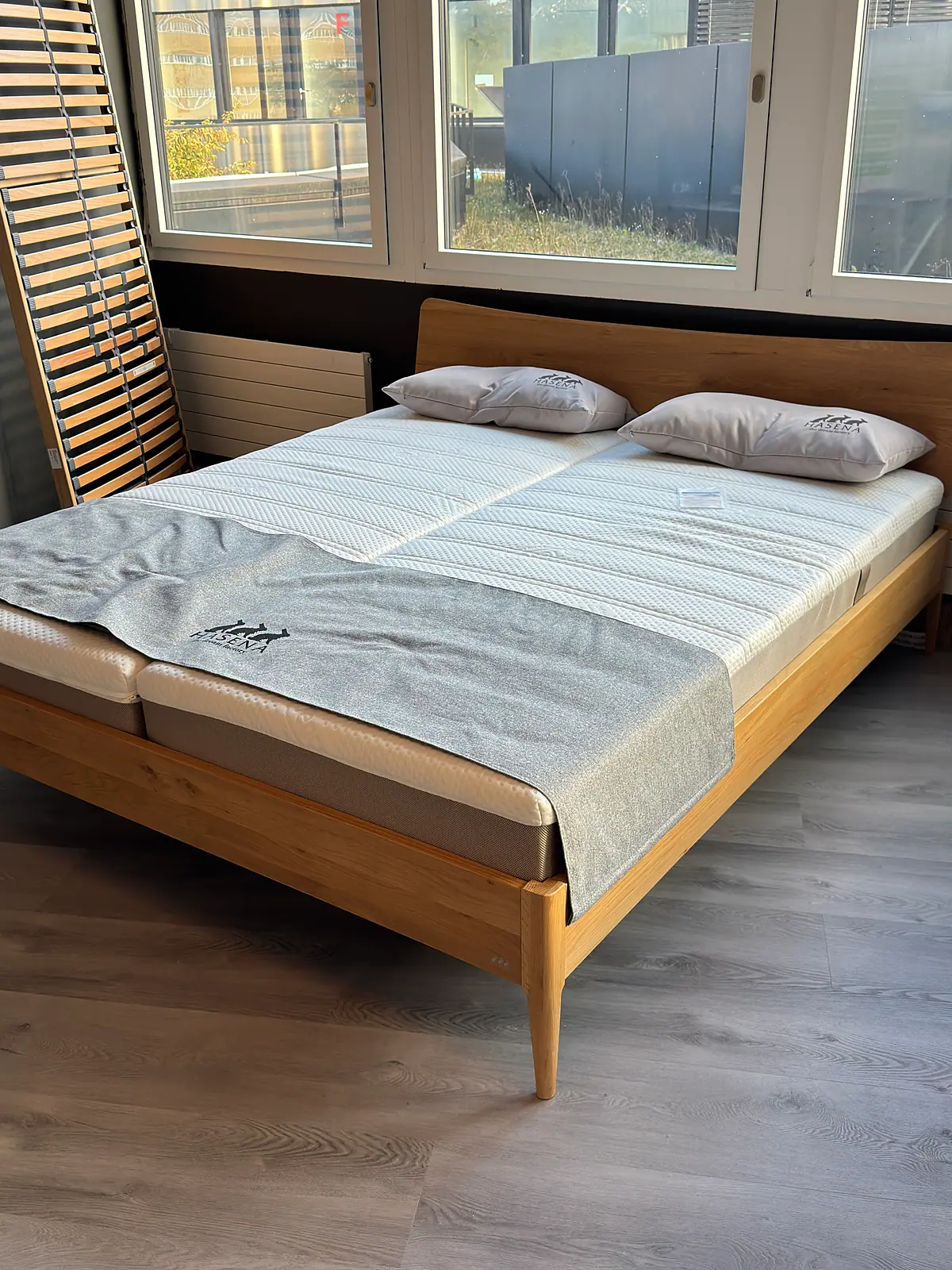 Massivholzbett mit Matratze im Mara Vital Showroom Volketswil