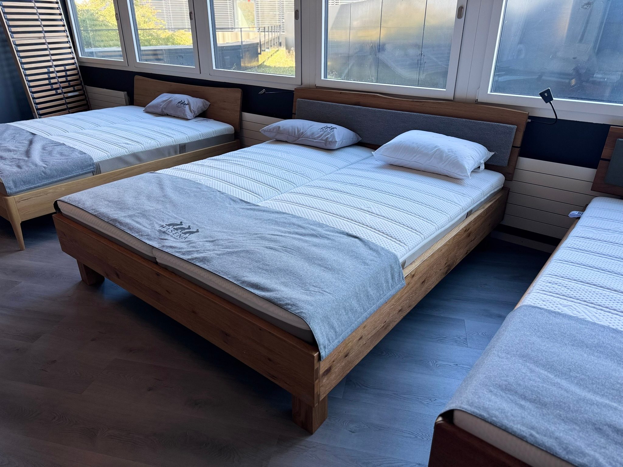 Matratzen und Massivholzbetten zum Probeliegen im Mara Vital Showroom Volketswil