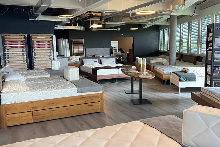 Showroom Volketswil mit mehreren Betten und Matratzen